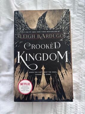 Leigh Bardugo Crooked Kingdom Paperback - Black & Gold Cover